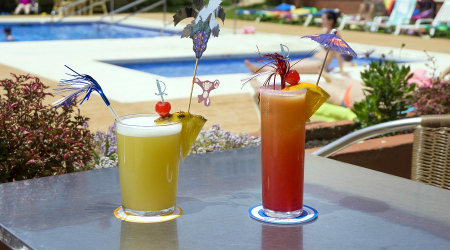 Bar piscina amb còctels