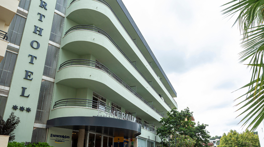 Façana de l'Hotel Esmeraldas